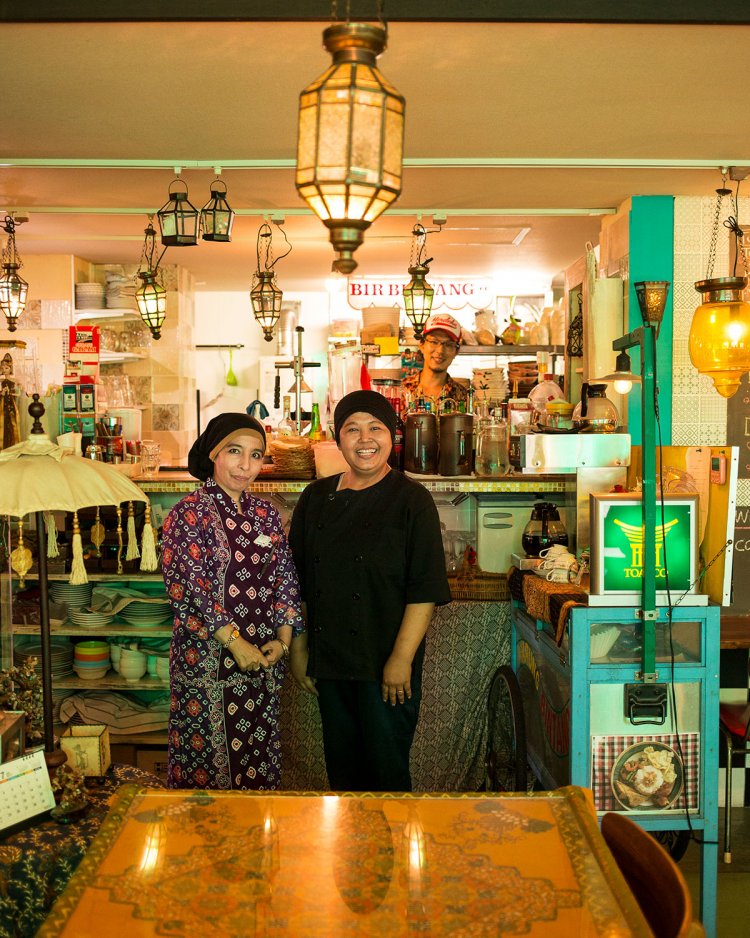 イチャさん(左)、スタミさん(右)、渡辺宗司さん(奥)。