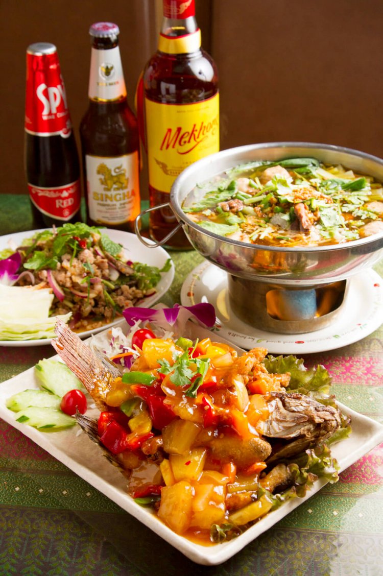 手前から揚げ魚の餡かけ・プラサームロッ2000円、牛スジとミートボールのスープ・ガオラウ1800円、ラープムー1300円。