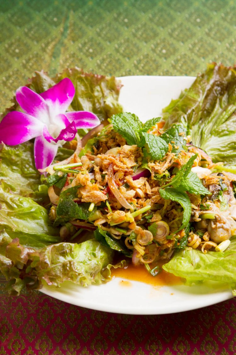 レモングラスが効いた牡蛎サラダ・ヤムホイナーンロム1500円。