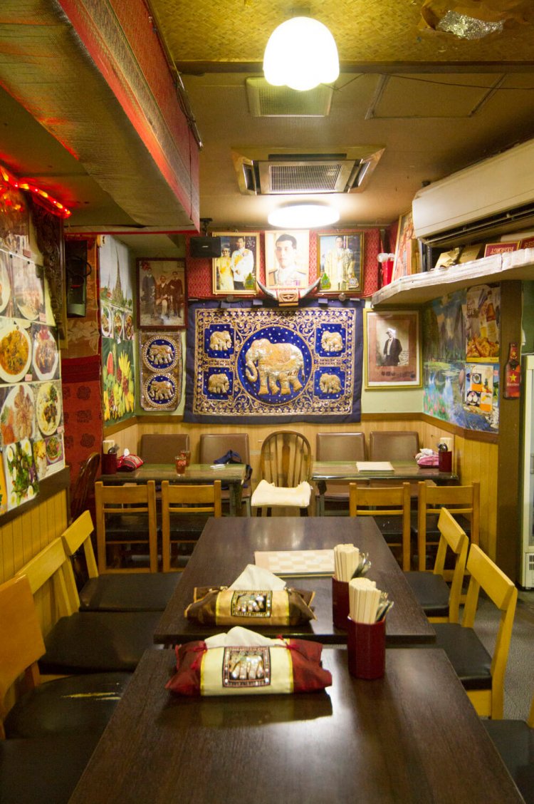 店構えはタイ居酒屋風。