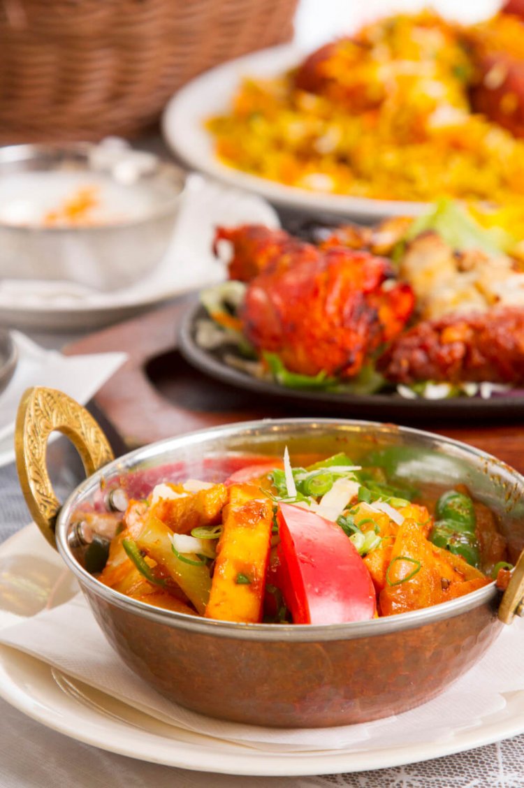 野菜料理パニールジャルフレジ900円（前）とミックスグリル1500円。