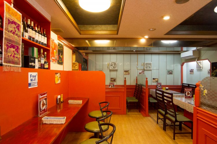 明るい店内。奥には座敷もある。