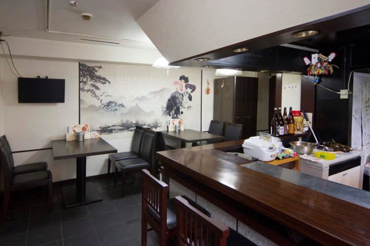 店内はゆったり。メニュー増強中。