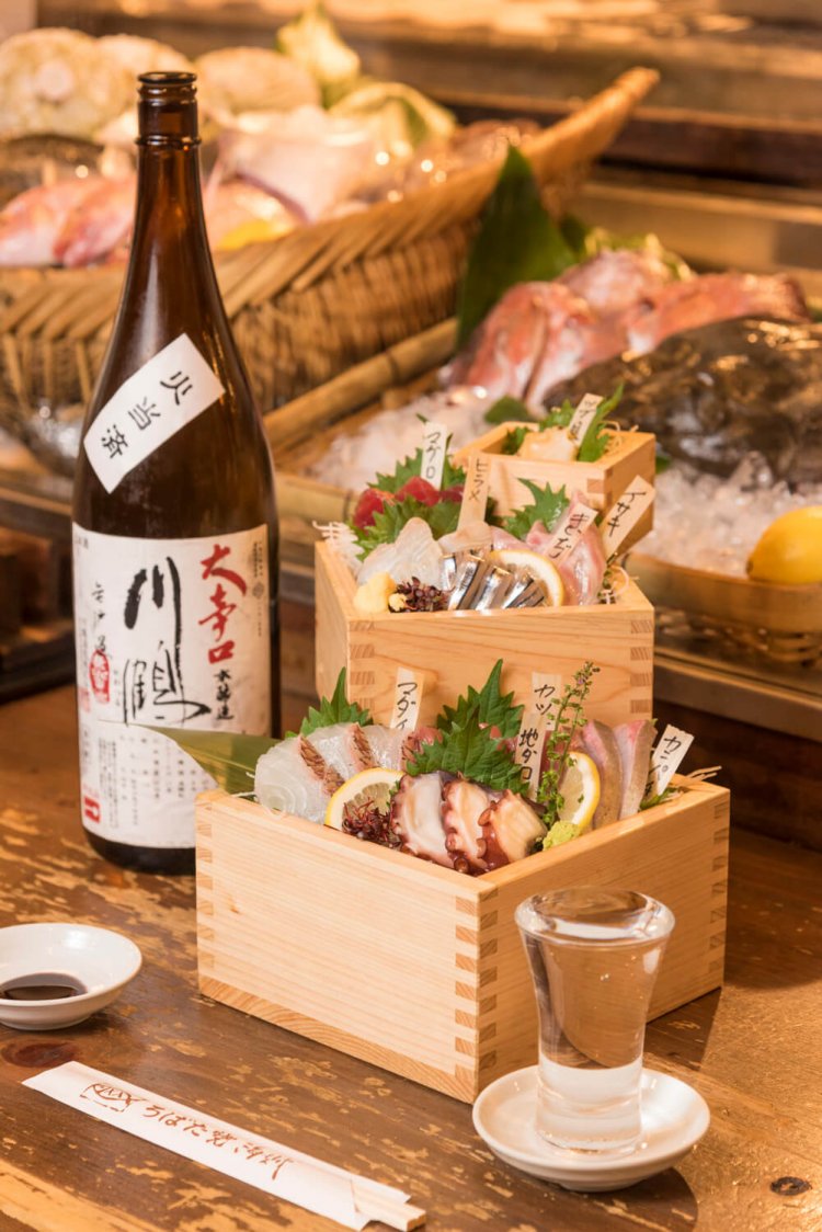 海賊王盛は9種3貫2380円（税別）。3回通えば刺し身盛り合わせは1ランクグレードアップ。酒1合540円（税別）~。