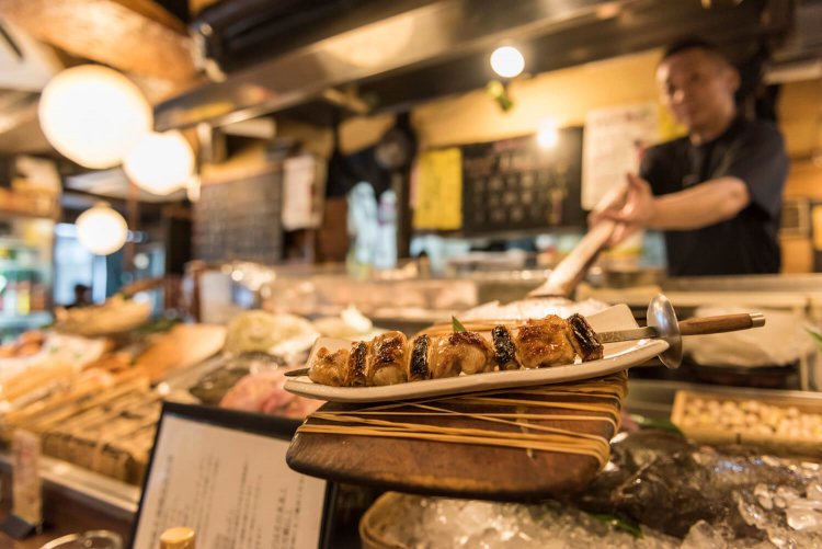 30cmものねぎま大串焼き450円（税別）を板にのせてニュッと出す。