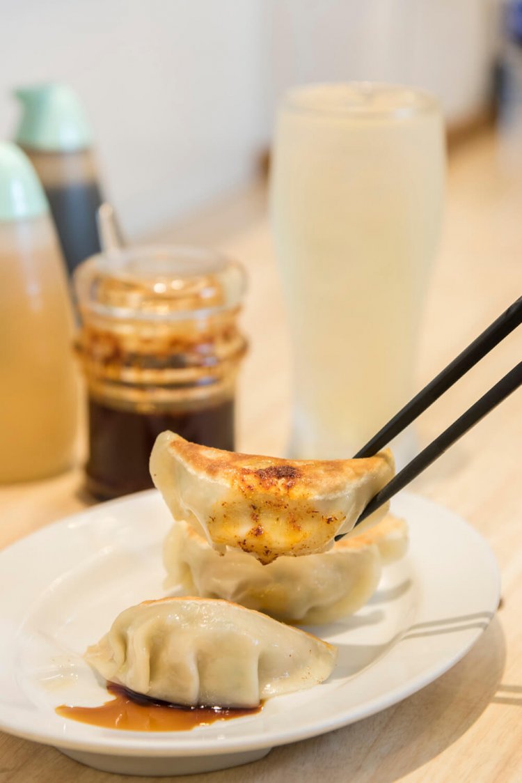 ギョーザ5個450円。タンギ ョーセットなら1000円だ。レモ ンサワー 350円。