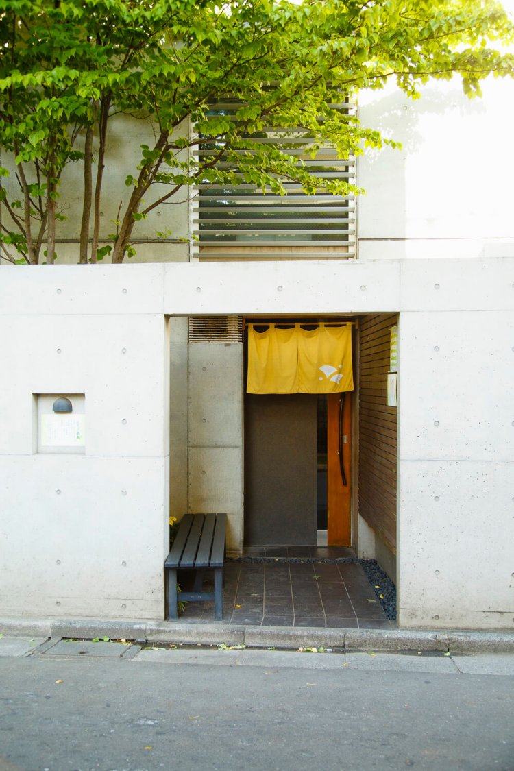 入り口横に植わるイチョウの木が客を迎える。