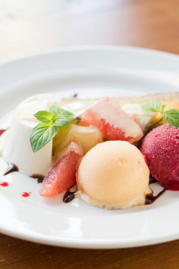 アイスも手作りのデザートの盛り合わせ830円。