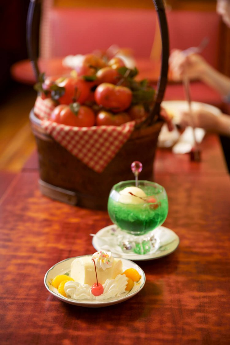 自家製ババロア550円とクリームソーダ630円。