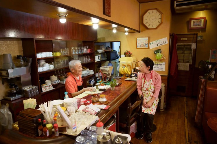 オールディーズを愛する高橋夫妻。内装もアメリカンだ。