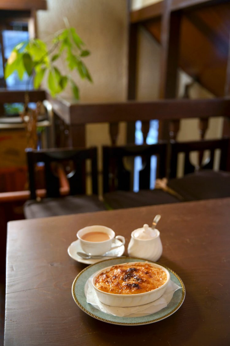 手作りのグラタン800円は多種類のチーズ入りで、むっちり濃厚。ロイヤルミルクティー500円もいい。