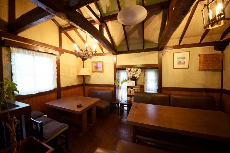 シャンデリアが灯る2階席。