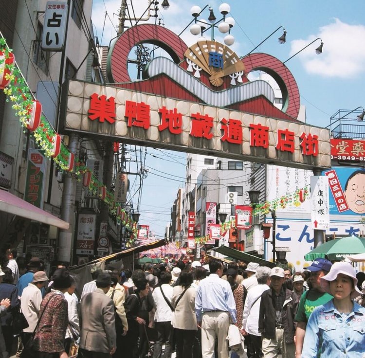 「おばあちゃんの原宿」ともいわれる巣鴨地蔵通り商店街。4の付く日は縁日。