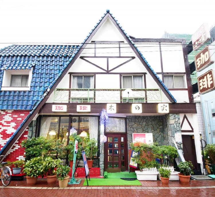 山荘のような店構え。