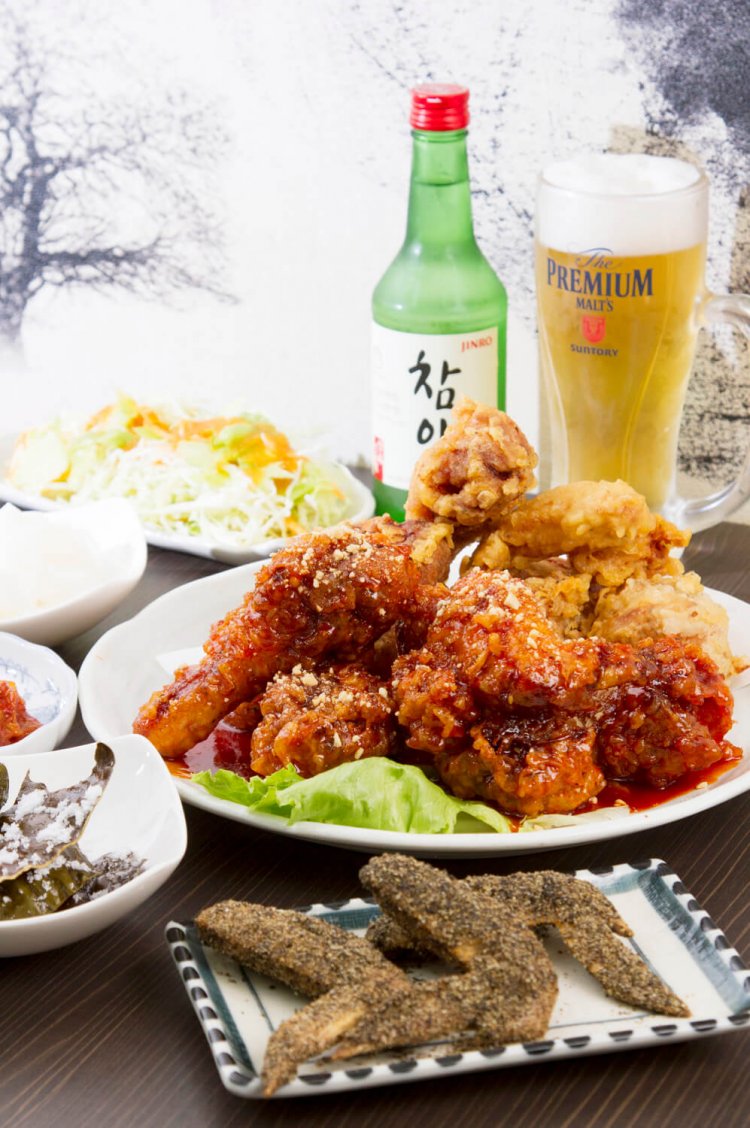 ヤンニョムチキンとカリカリフライドチキンのハーフ&ハーフ3300円ほか。