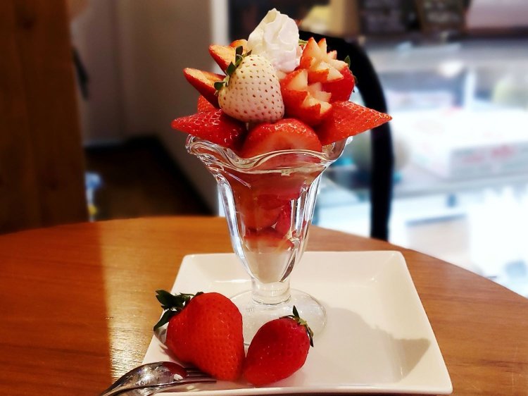 苺のパフェ1800円（税抜）。