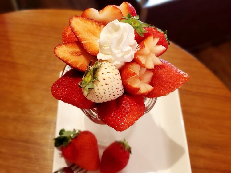 ベルガモット　苺のパフェ2