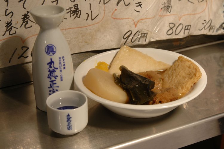 おでんは100円～、埼玉の地酒「丸眞正宗」1合380円。