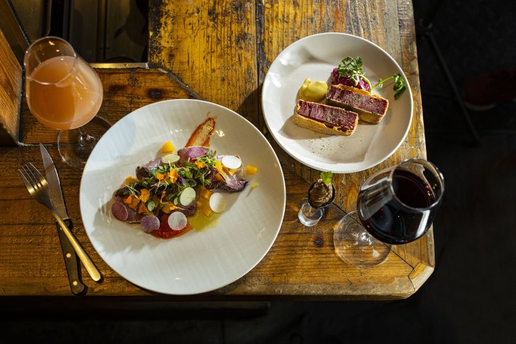 牛舌ハムカツ1000円、寒ブリの塩たたき1400円。ワインはお手ごろから高級まで約120種。