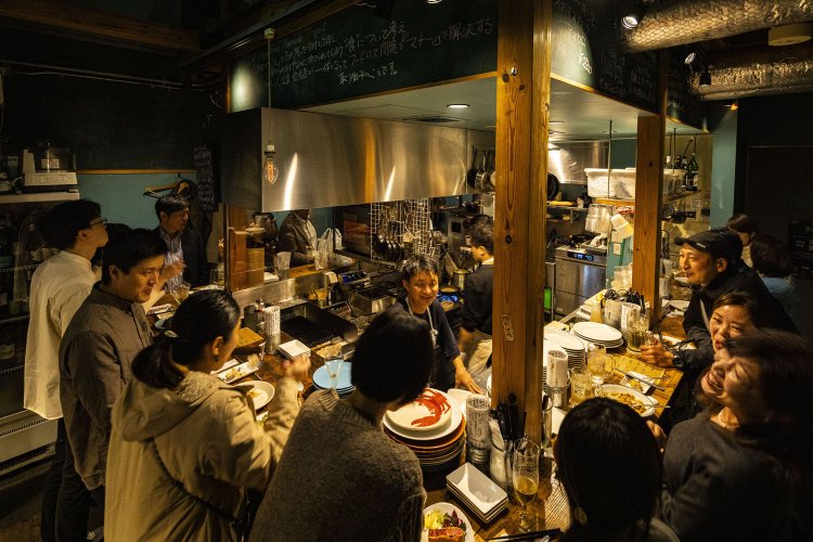 1階はにぎやかに立ち飲み、2階はゆったりテーブル席、3階は冬季にはこたつ席に。