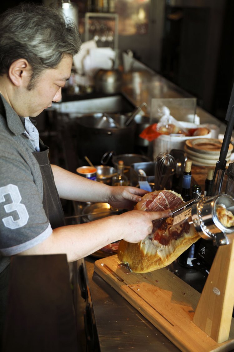 生ハムは、肉の塊をスライス。秋田県から仕入れている。