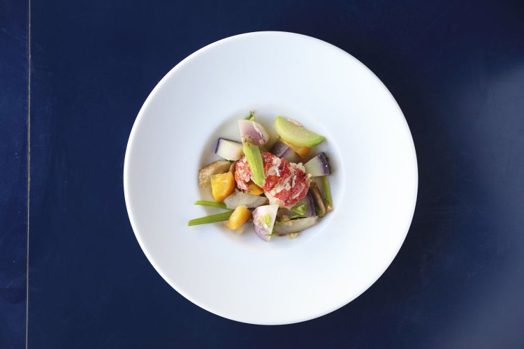 夜の利用もおすすめ。オマール海老と旬野菜の温かいサラダトリュフビネグレット1598円。