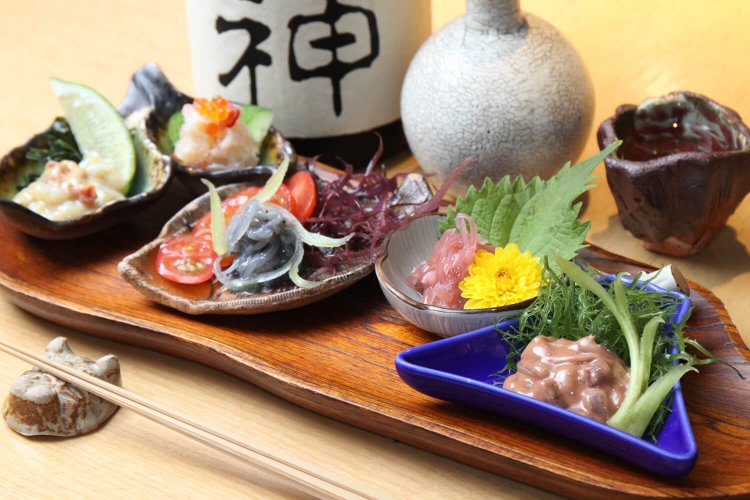 800円以下の塩辛を5つ選べる大名セット1500円と死神純米120mL 800円。