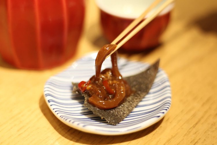 特注の箸は、先が細く長いので塩辛をつかみやすい。