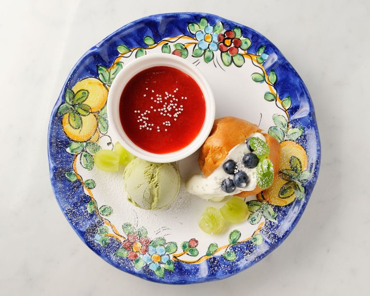 ドルチェ3種盛り1500円。郷土菓子ババ、自家製ジェラートのピスタチオ(+100円)を選んで。