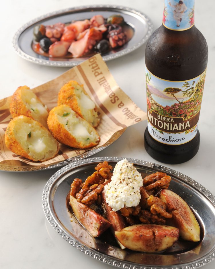 タパス各880円、伊製ビール825円～。