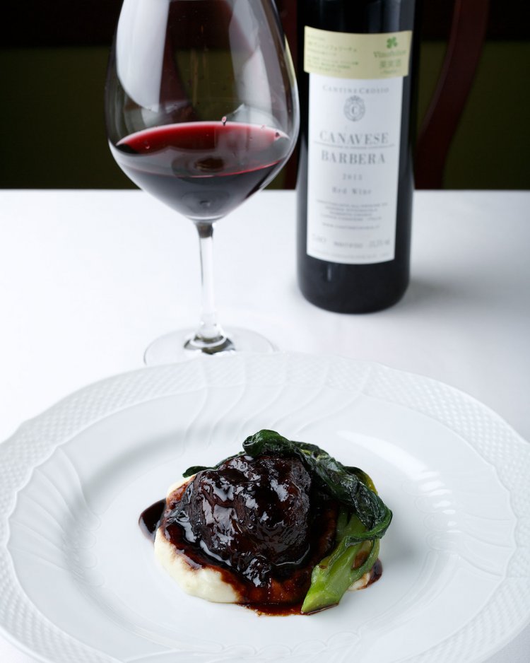 牛ホホ肉の赤ワイン煮込み。赤ワインボトル6000円。