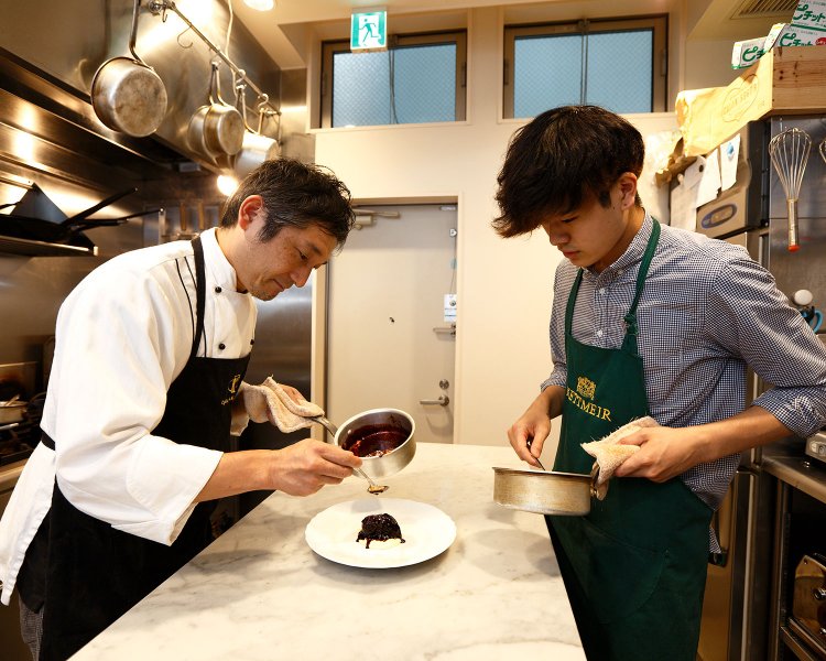 渡邉シェフ(左)とスタッフの水野晋瑛さん。