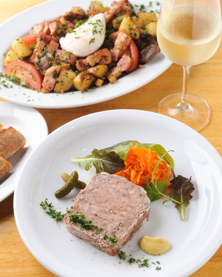 パテ・ド・カンパーニュ680円とリヨネーズサラダ1200円。自然派ワインはグラス680円~。