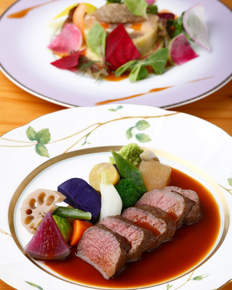 信州の鹿モモ肉のロースト木いちごのビネガーソースと、白いんげん豆とイノシシのテリーヌ。いずれも夜のお肉のコース4000円より。