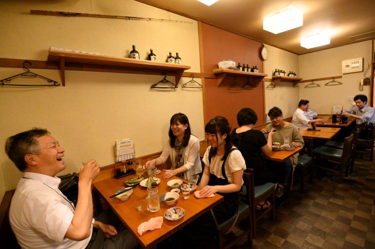 カウンター含め23席。