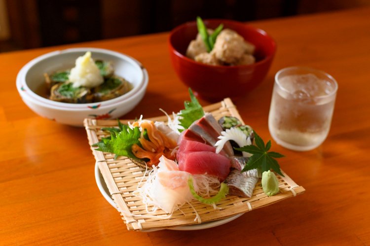 赤貝やイワシなどが並んだ刺盛り1人前1210円～、イワシや大葉、梅肉などを海苔で巻くイワシの香梅揚げ660円など。トマト酒660円は7月下旬から。