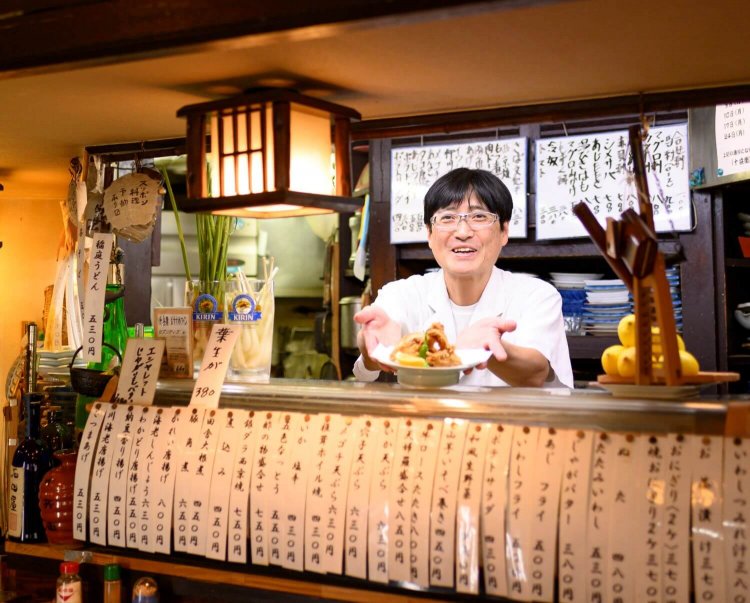 「フグは山口からの直送です」と2代目。テーブル席含め28席。