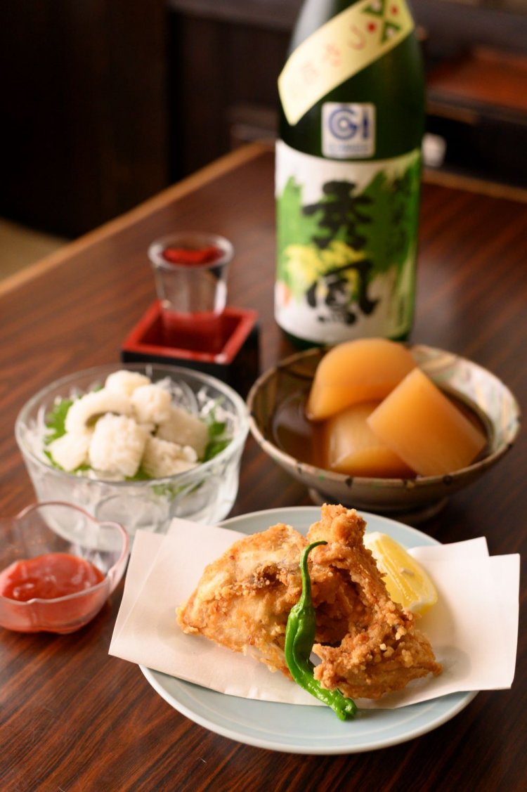 ふぐの唐揚げ1512円、自家製梅肉醤油の湯引きはも840円、秀鳳純米つや姫702円など。