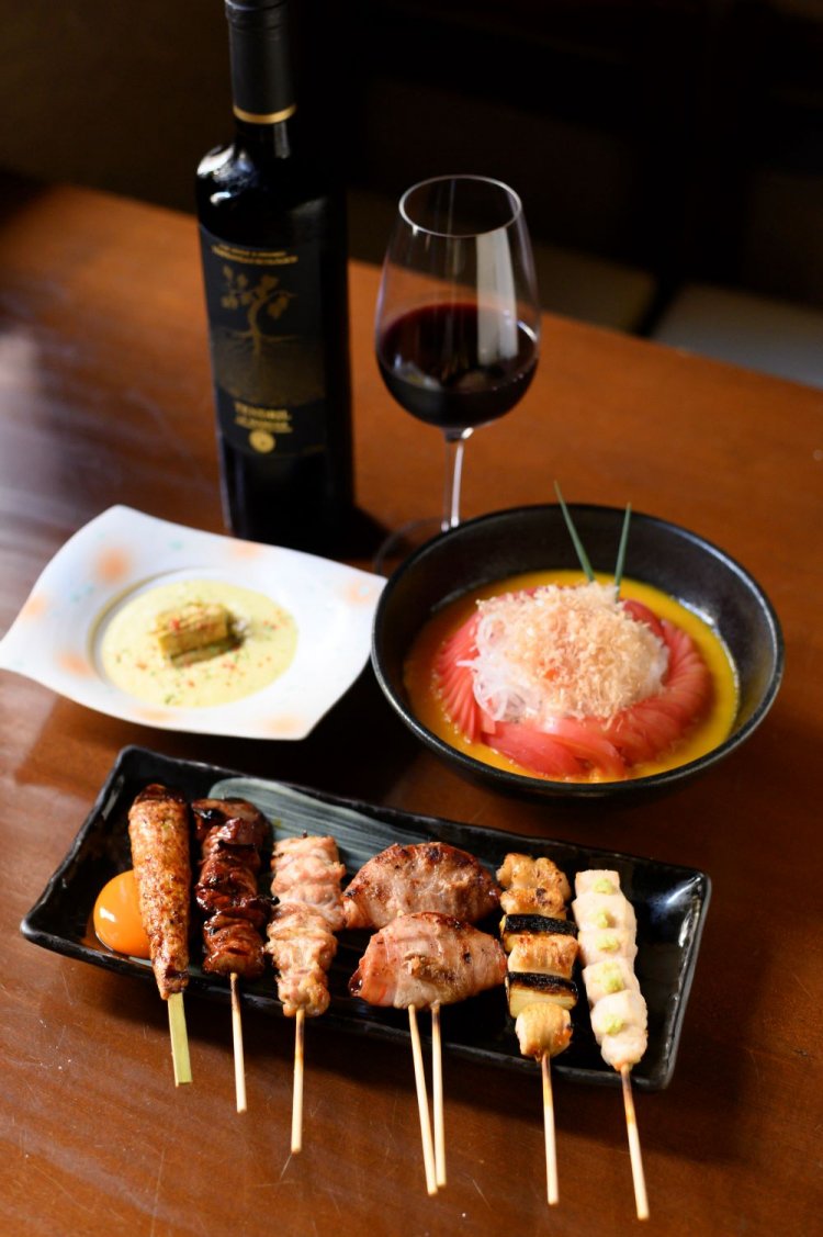 おまかせ5串1080円の一例。左からつくね、レバーなど。本ワサビを添えたささみ220円。とうもろこしすり流し500円（左）ほか串物以外も絶品。赤ワインのテンドリル4000円。
