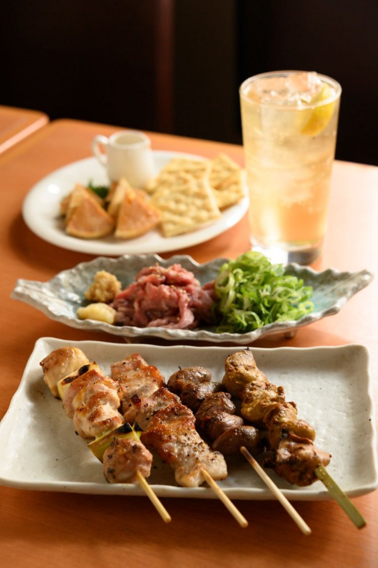 右から白レバー、ハツ元という部位まで丸ごと串に刺すハツ丸各209円ほか、串は豚と鶏が中心。ハーパーハイボール429円。