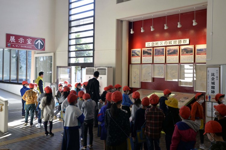 埼玉県内の多くの小学校が歴史教育で訪れる。ロビーには近隣の城跡を説明するパネルがある。探訪前にぜひチェックを。