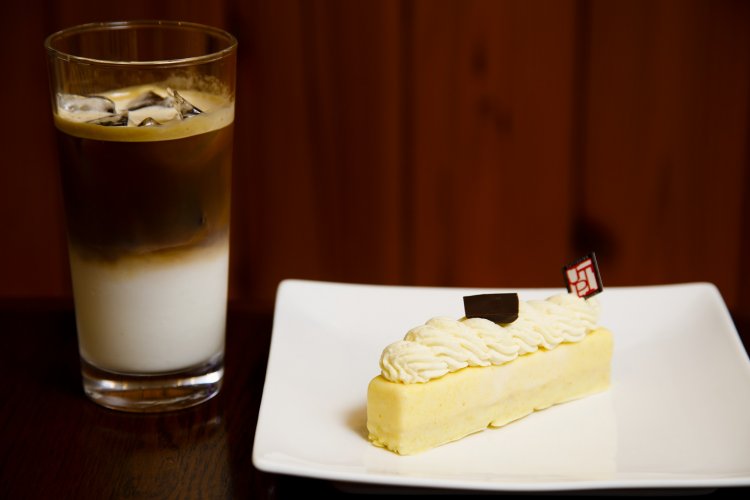 エテ540円（夏季限定）。マンゴーなどの果実味が爽やか。アイスカフェオレ495円。