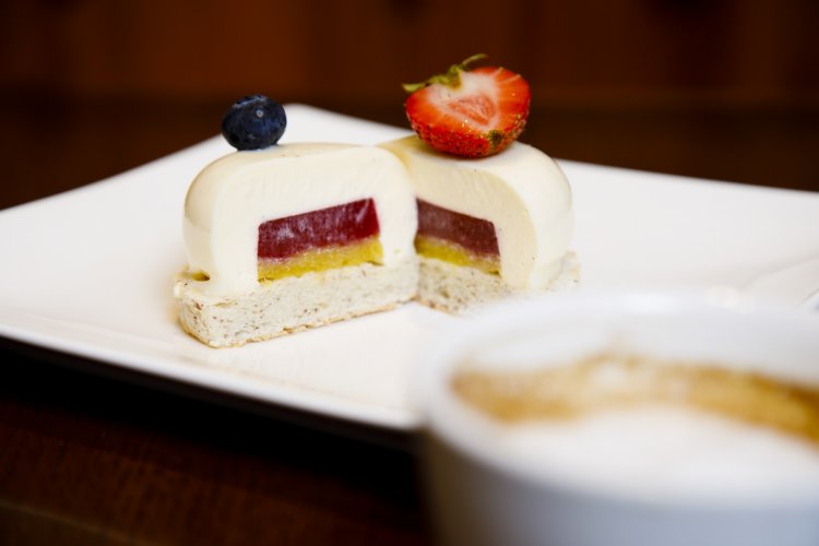 フロマージュ518円の断面。内側はフランボワーズとマンゴーのゼリー。