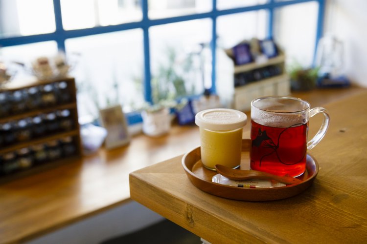 ハイビスカス、ローズヒップ、ジンジャーを使 った「Refresh」420円。疲労回復の効果あり。ほのかに香るラベンダープリン270円。