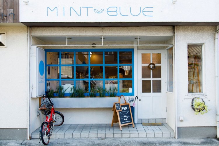 青い木枠の格子窓が印象的。