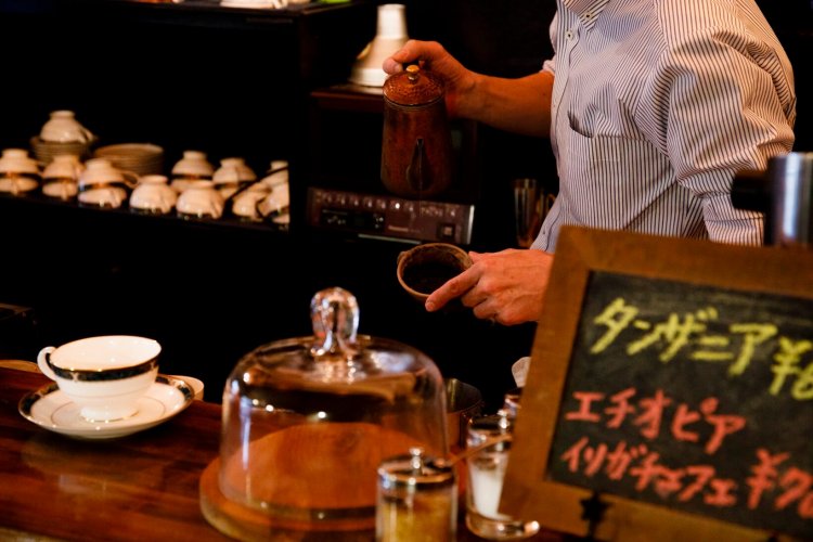 ネルで丁寧にドリップ。