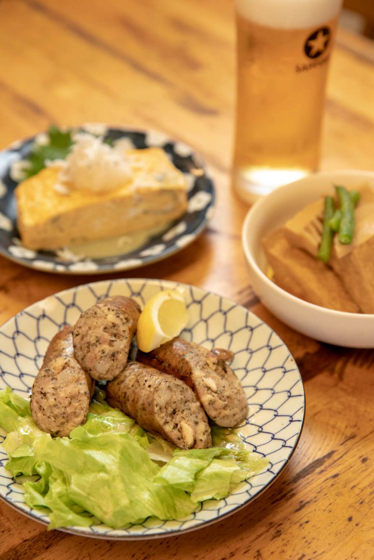 ドイツソーセージ860円、厚揚げ筍430円、だし巻き玉子430円、生ビール590円。