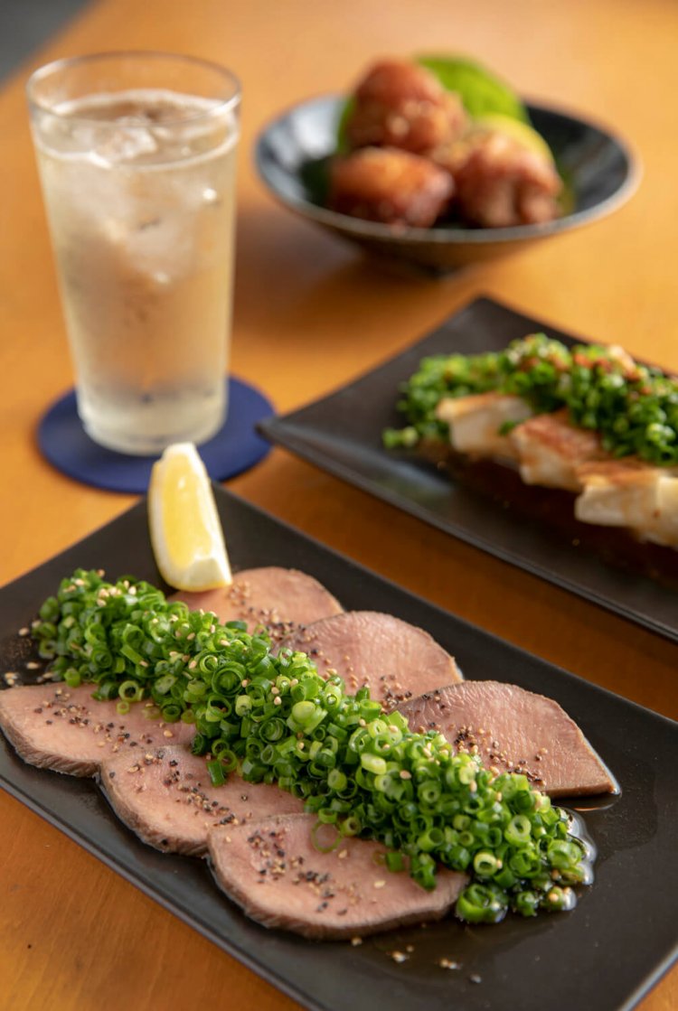 カラス森ハイボール600円、大分の名店『太閤 分家 禅閤』鶏の唐揚げ600円、ピリ辛がクセになる『餃子の宝永』の味噌ダレ餃子600円、牛タンたたき1300円。