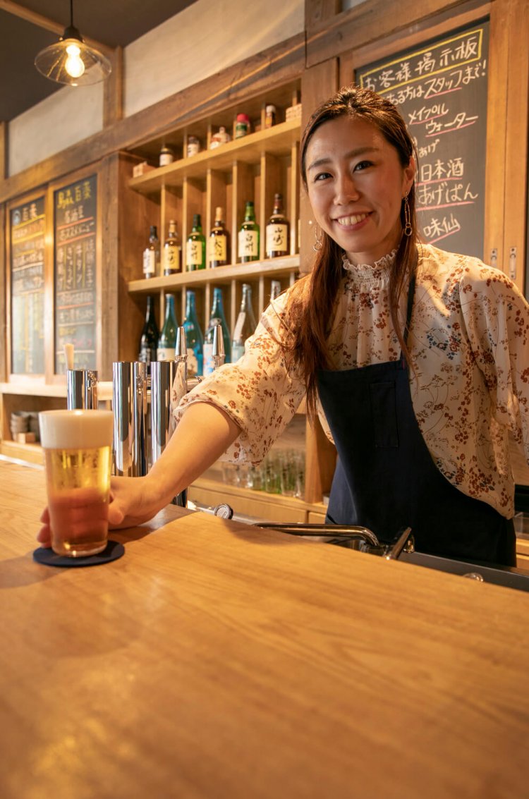 スタッフの安成悠真さんも爽やかに接客。