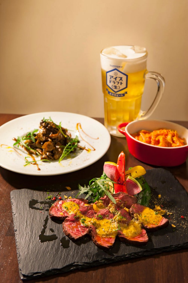 お通し540円のトリッパ と白隠元豆のトマト煮はおかわり自由。ザ・プレミアム・モルツ<香る>エール605円など。